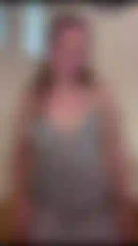Aceitándome las tetas.