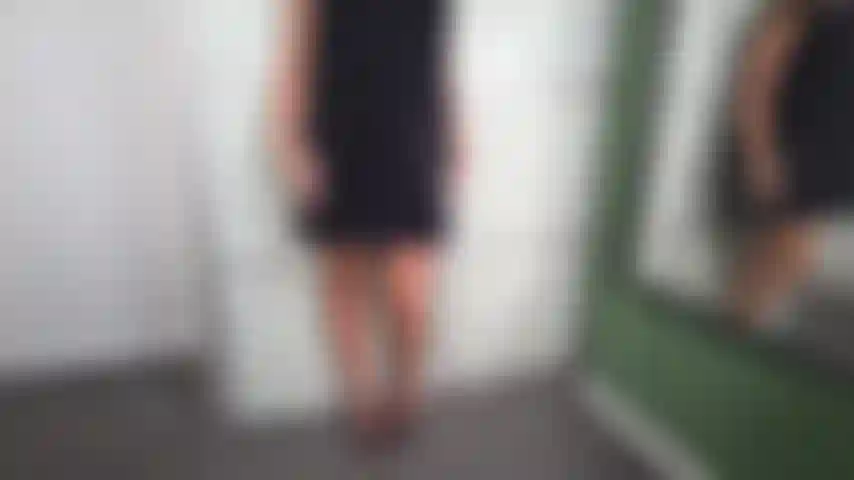 Chaqueta de piel, tanga y provocación.