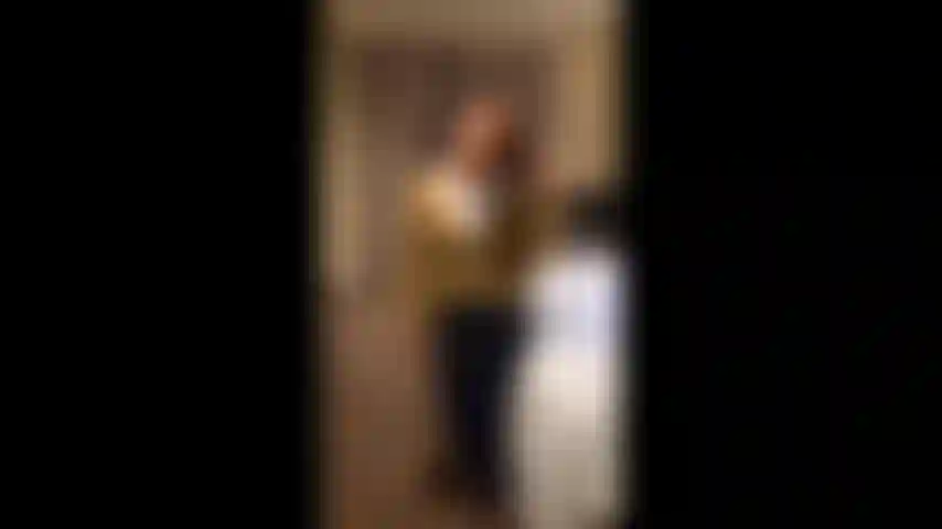 Mi hermanastro nos alquila una habitación de hotel para que podamos ponernos traviesos.
