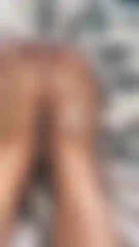 Mis hermosos pies cubiertos de loción corporal.