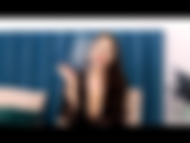 Pecado y humo... Te hablo seductoramente, exhalando lentamente mientras toco mis grandes y suaves pechos.