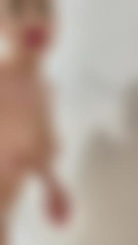 Únete a mí en la ducha mientras me toco y me toco mi apretado coño.