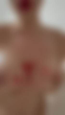 Estaba en la ducha, tocándome y poniéndome tan cachonda que te imaginé sujetándome contra las baldosas y follándome duro.