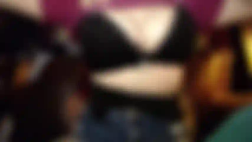 Rebote duro en sujetador deportivo (cara también).