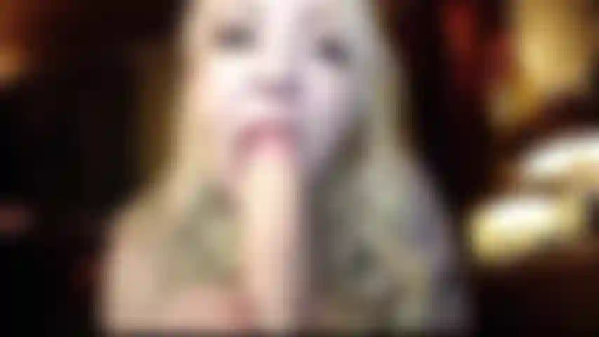 Paseos en juguete con la cara cerca de la cámara.