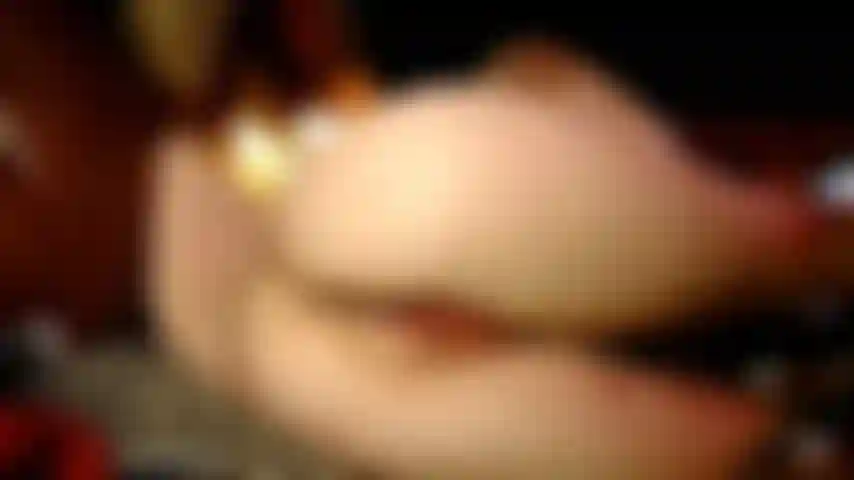 Charla sucia súper íntima y estiramiento de coño con un enorme consolador negro.