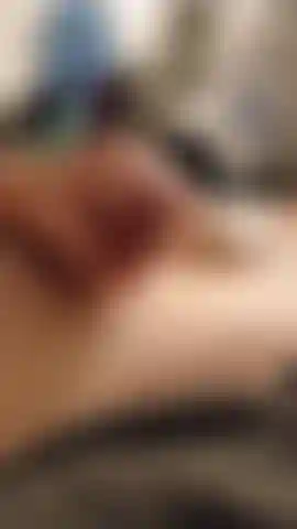 Mira cómo el semen se escapa de mí y escúchame gemir tan suavemente. 😘.