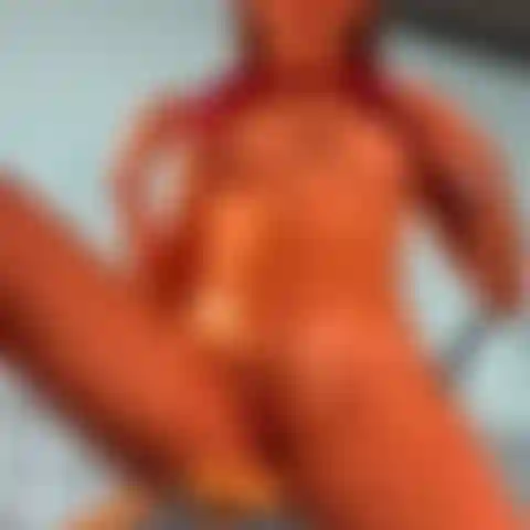 Divirtiéndome con mi coño.