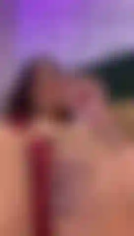 Juego de frotar el coño con bragas.