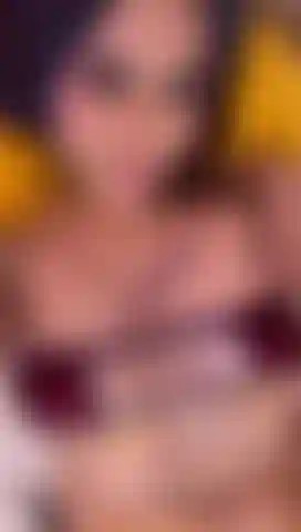 Gusto en jugar con mis tetas y bragas.