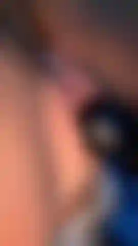 Mira cómo se moja mi coño mientras me follo el culo.
