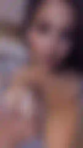 Mírame morder mis grandes tetas.