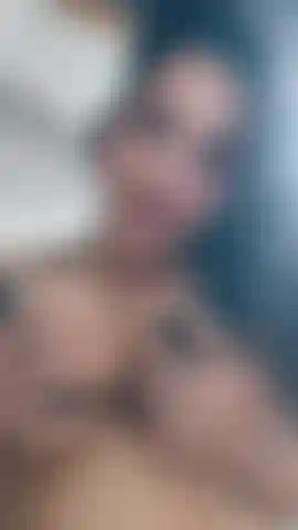 Juega con mis pechos.