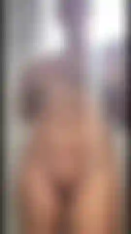 Dúchate conmigo! Jovencita desnuda.