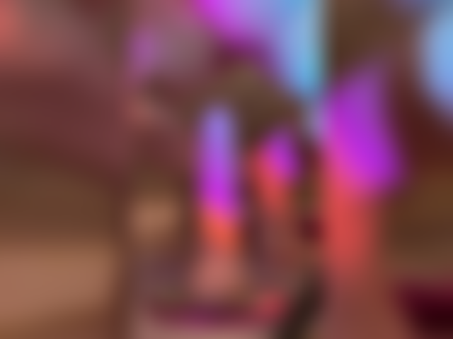 Gran consolador deslizándose sobre un coño húmedo y cremoso.