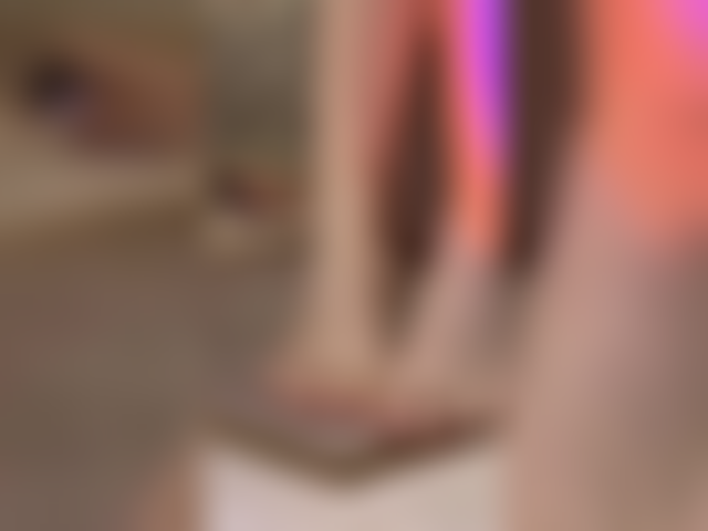 Pies desnudos muy cercanos, pedicura, provocación con los pies.