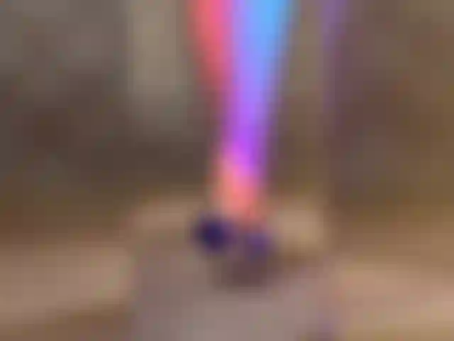 Pies desnudos en diferentes tacones altos abiertos.