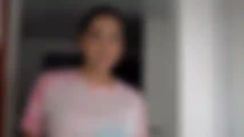 Me folla mientras lava mi ropa.