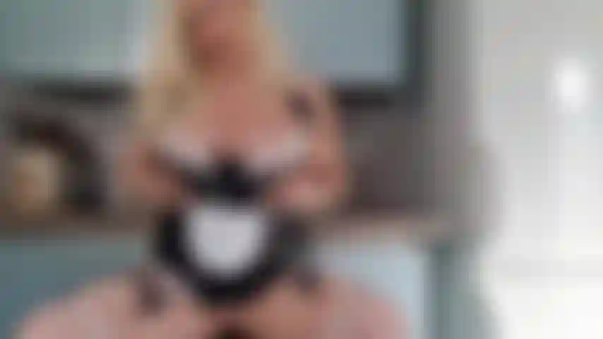 La limpiadora se folla en la cocina con un consolador negro.