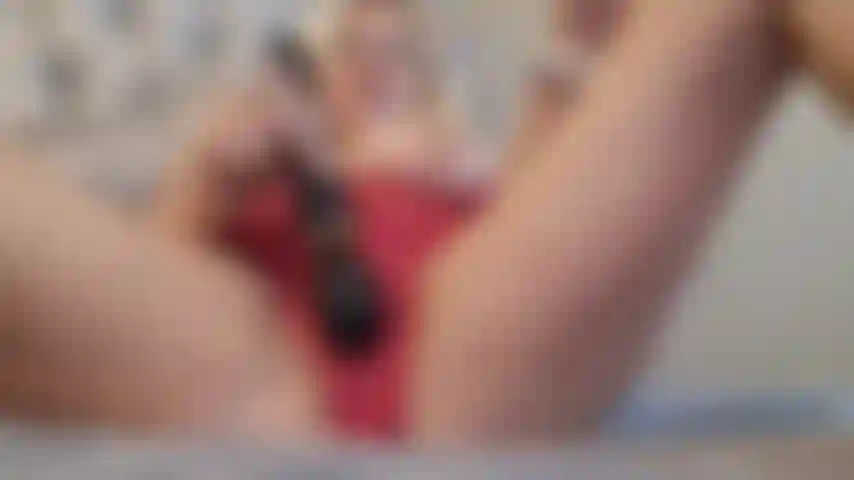 Milf se corre en bragas, empapando bragas.