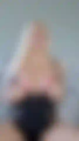 Ven conmigo bebé, monta un consolador, folla el coño, ven.