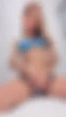 Juego con el coño hasta que me corro.