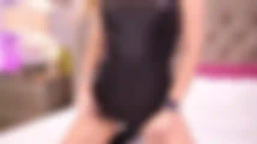 Sexy rubia felisha bromeando con botas negras.