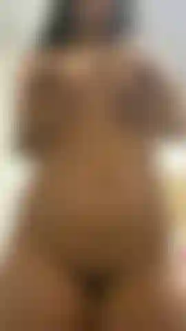 Cuerpo completo desnuda.
