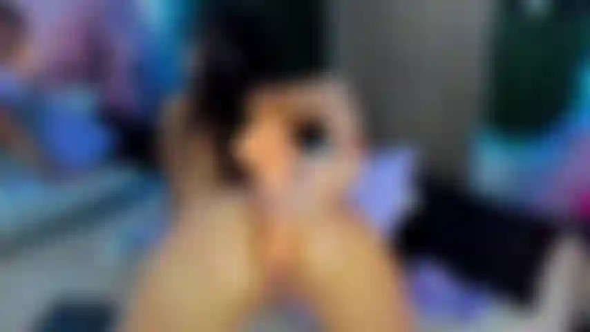 ¡Qué rico me hundo el consolador en mi estrecho ojete! Joder!