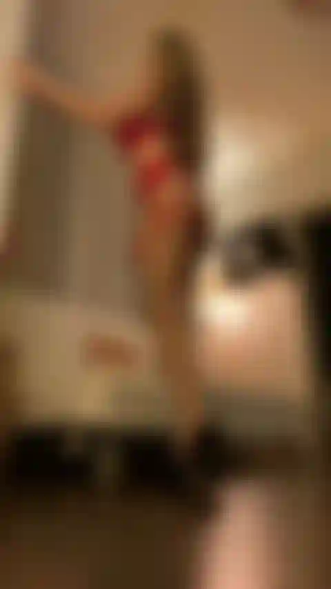 La estrella porno anita dark, lencería roja, striptease y juegos vaginales.