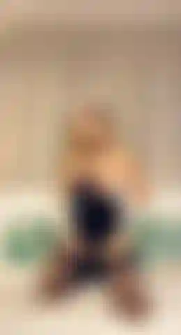 Anita dark la sexy conejita de pascua follándose duro el coño.