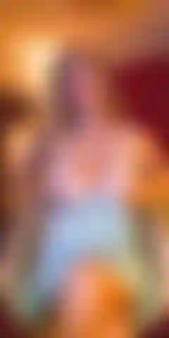 El coño caliente de anita dark follando en la silla.