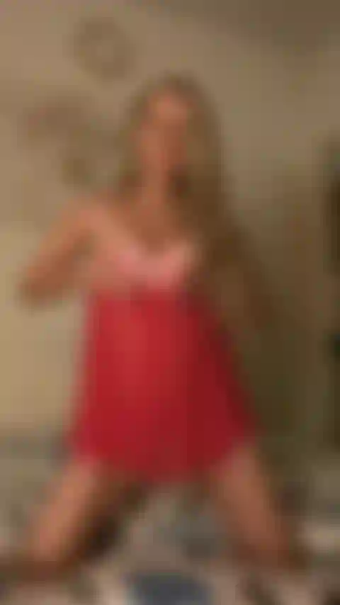 La estrella porno sexy anita dark está jugando con su coño en la cama (primero se quita el camisón sexy y luego se toca el coño con fuerza).