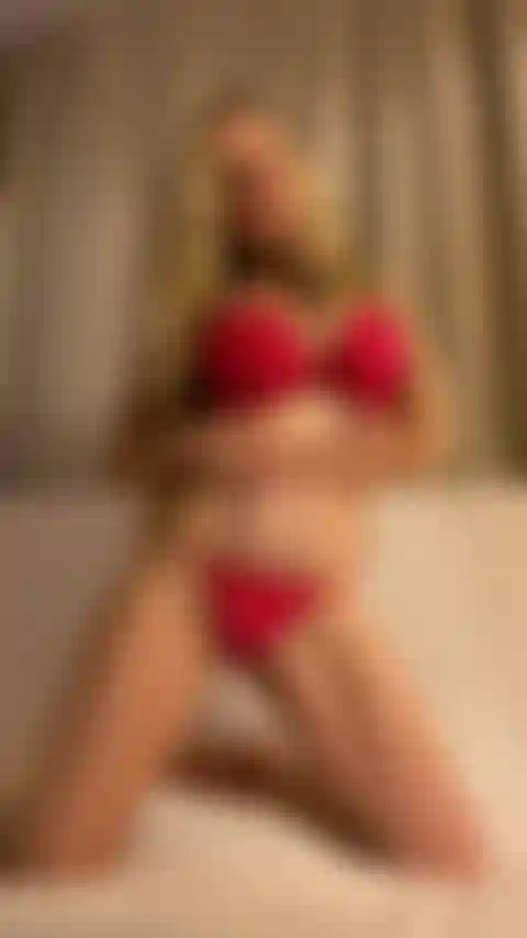 Striptease de lencería roja - digitación de coño por la estrella porno anita dark.