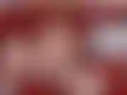 Juego de embarazo en vestidito rojo.