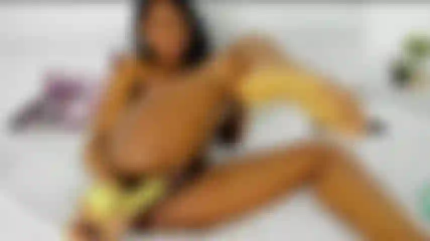 Follando duro mi agujero mojado.