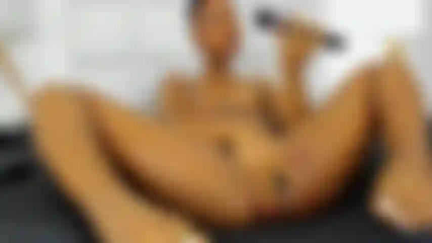 Mi gran clítoris está vibrando.