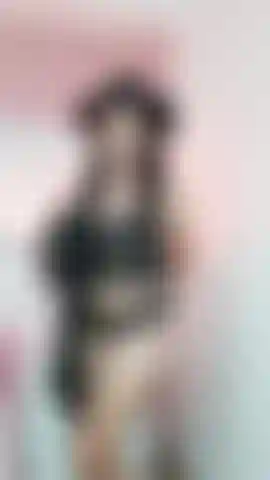 Usando lencería negra (amateur).