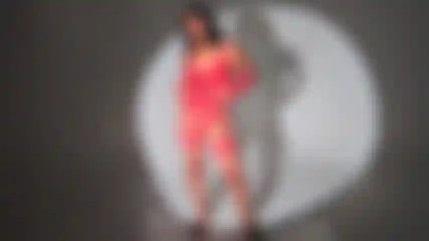 Chica sexy en lencería roja.