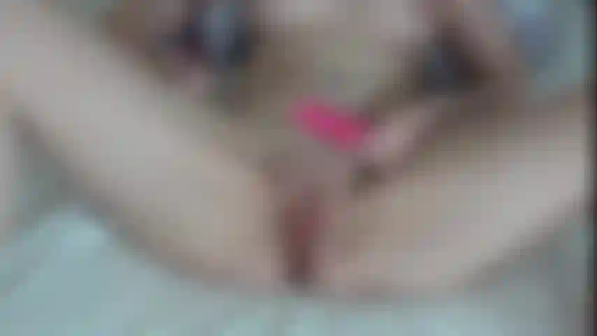 ¡Dos juguetes! Me follo el coño con un consolador mientras uso mi potente vibrador para provocarme un orgasmo fuerte, es tan bueno y muchas palabras sucias con mi acento inglés... ¡Qué suerte tienes!