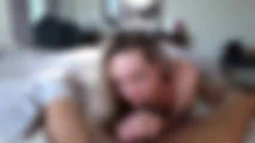 Chica dándote una mamada por la mañana.