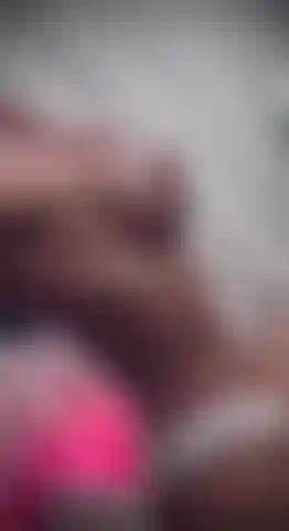 Tetas laterales provocativas y aceite.