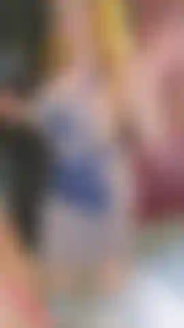 La barbería topless de anna...Donde los sueños se hacen realidad... Este caballero se dio el gusto de un corte de pelo en la barbería privada de anna, y las cosas escalaron rápidamente hasta acabar chupando y follando por todo el local, con un final de corrida espectacular.