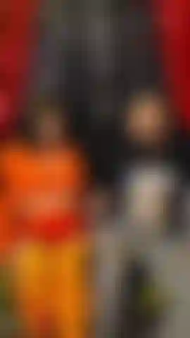 Velma chupa, cabalga y es llenada por shaggy... Después de la caliente sesión de juego mutuo con fred, velma pasa a chupar la polla de shaggy y a montarlo en la parte trasera de la máquina del misterio mientras usa su varita mágica.