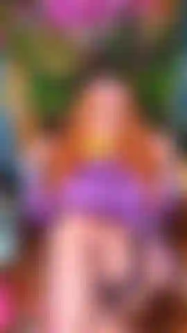 Daphne blake juega con su dildo antes de reunirse con la pandilla... Lleva medias y liguero, y se folla con su dildo hasta correrse. Pero aun así intentará tener un momento a solas con fred más tarde también...