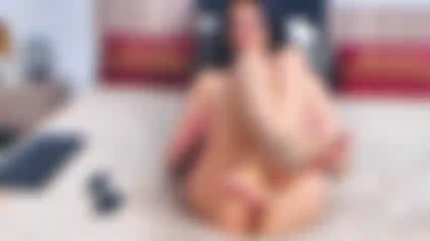 Lame mis pies y mi coño, mira como juego con mi coño rosado para ti.