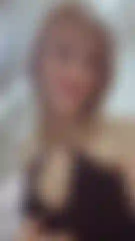 La fina tela cae suavemente sobre el cuerpo, delineando la silueta. Hay un desafío en su mirada y la gracia de un depredador en sus movimientos.