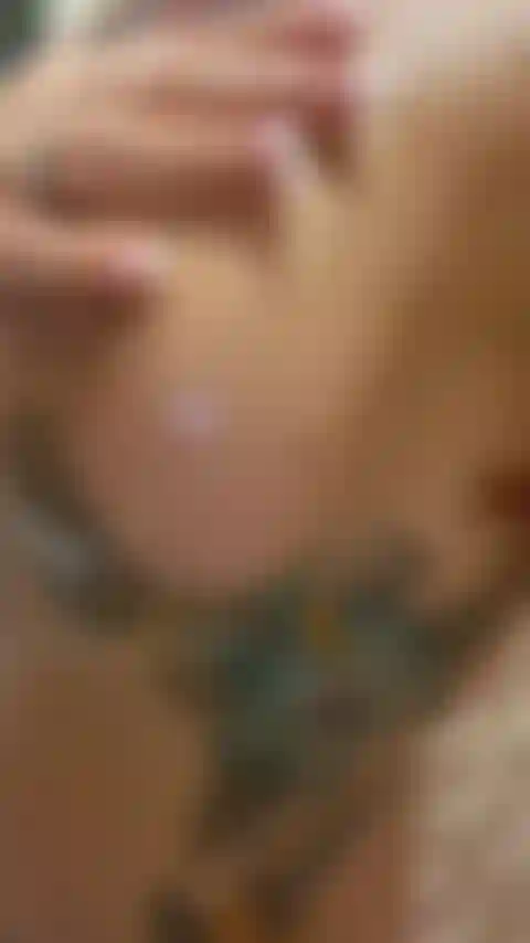 Bebe aceite en la ducha.