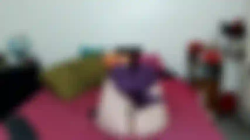 Provocativa de piernas moradas hasta los muslos.