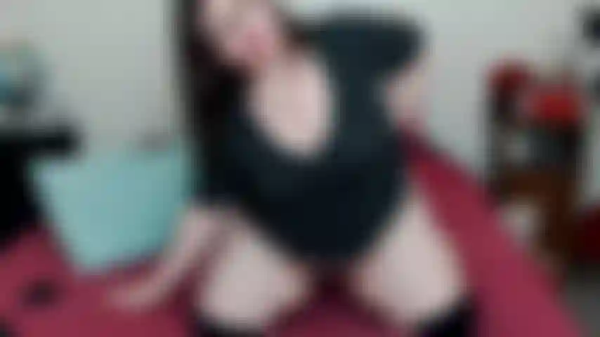 Me desnudo y muestro ambos agujeros.